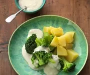 Broccoli și cartofi în sos de brânză albastră