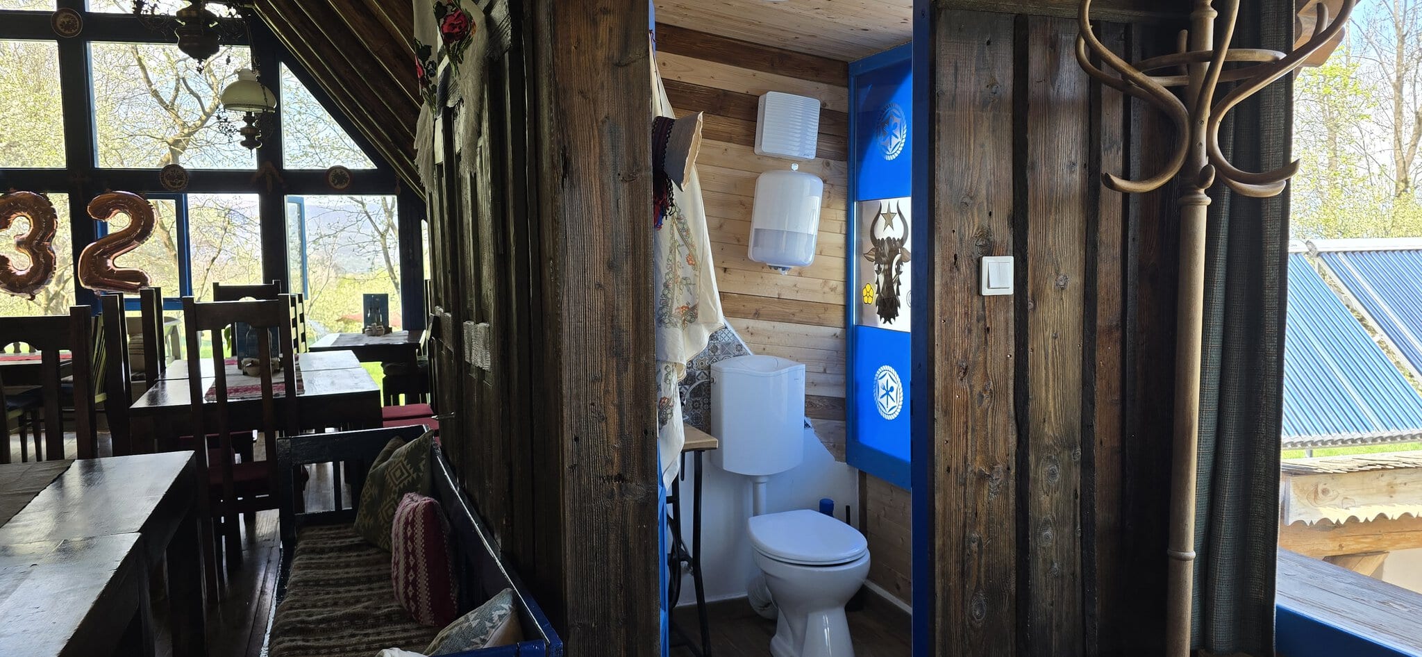 Interior rustic al unei cabane cu mobilier din lemn și decor tradițional.