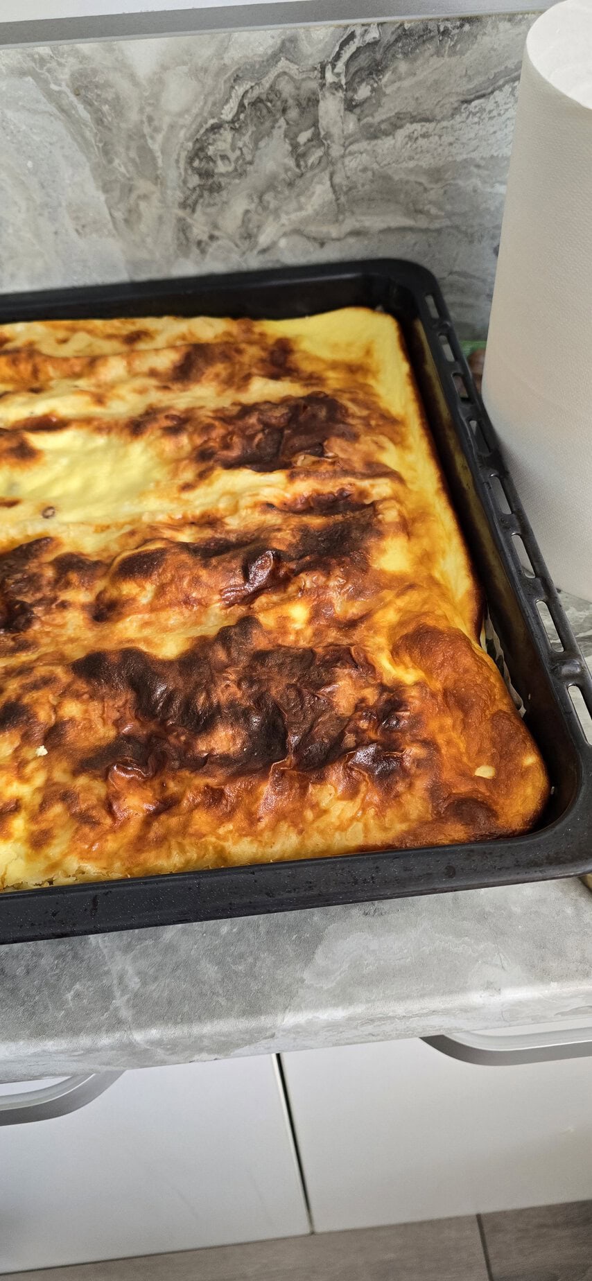 Omladina de lasagna cu crustă aurie și rumenită, abia scoasă din cuptor.