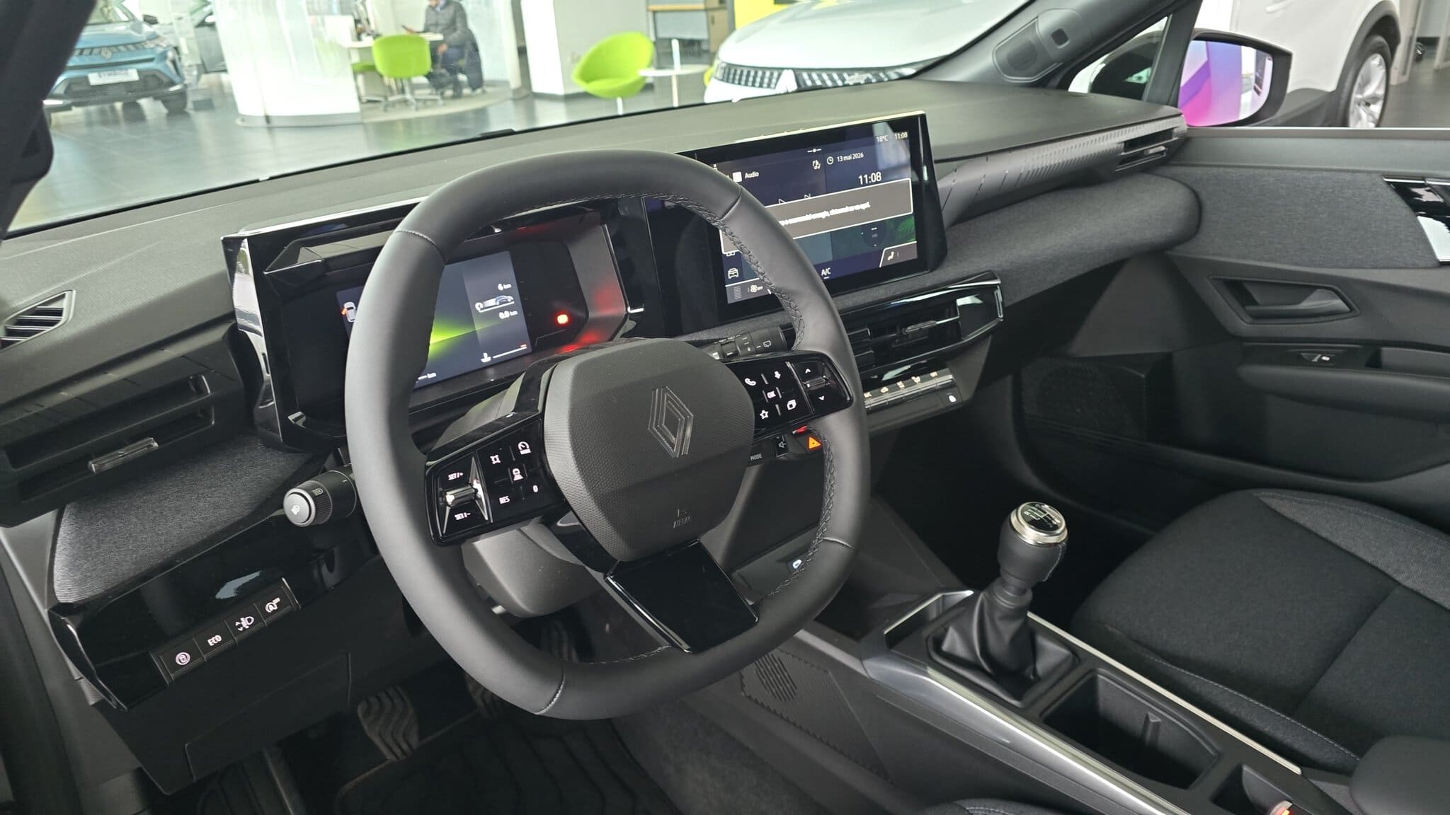 Bordul și volanul unui autoturism modern, interior elegant și tehnologie avansată.