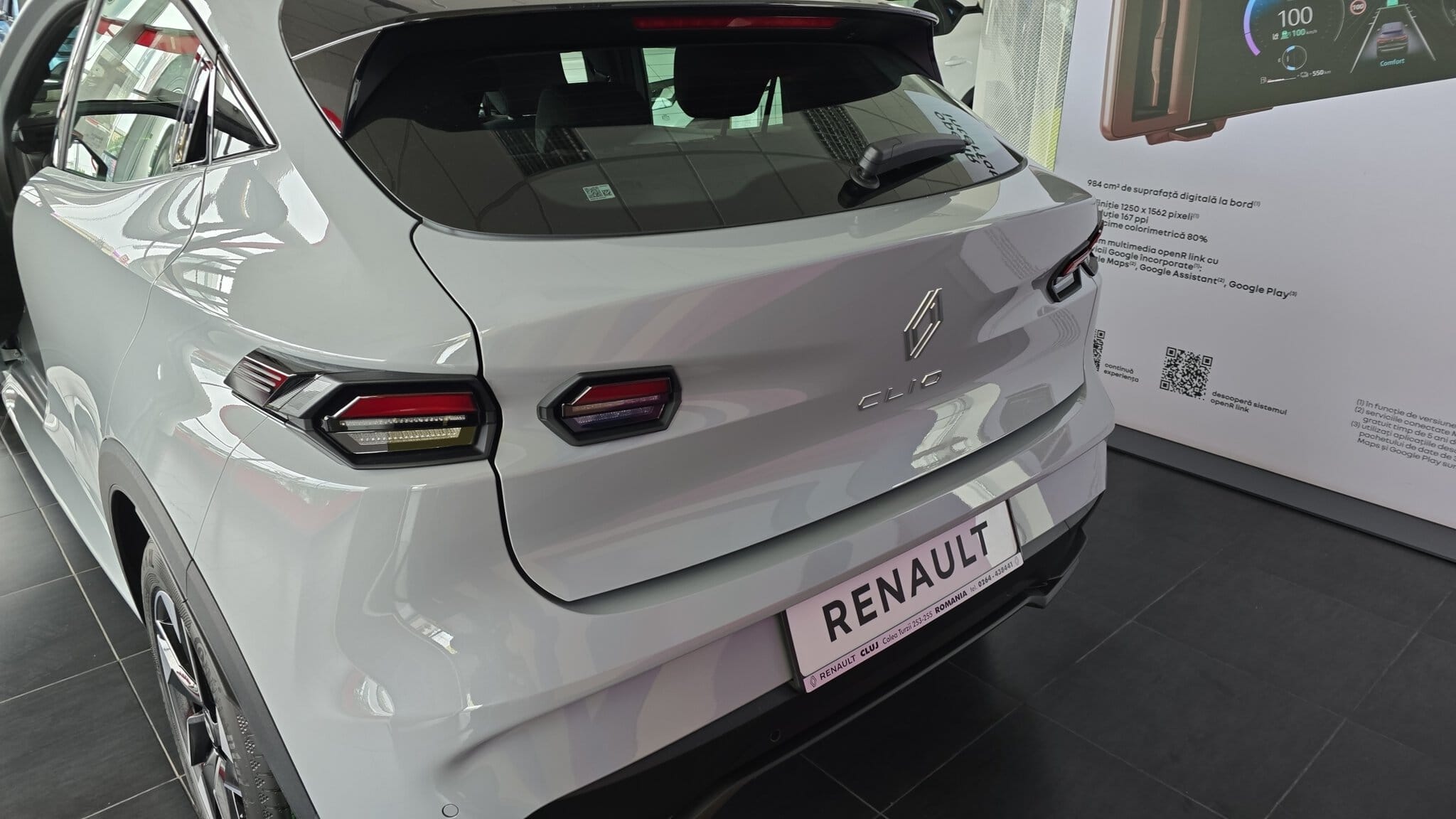 Renault Megane electric, mașină modernă și elegantă, expusă într-un showroom.