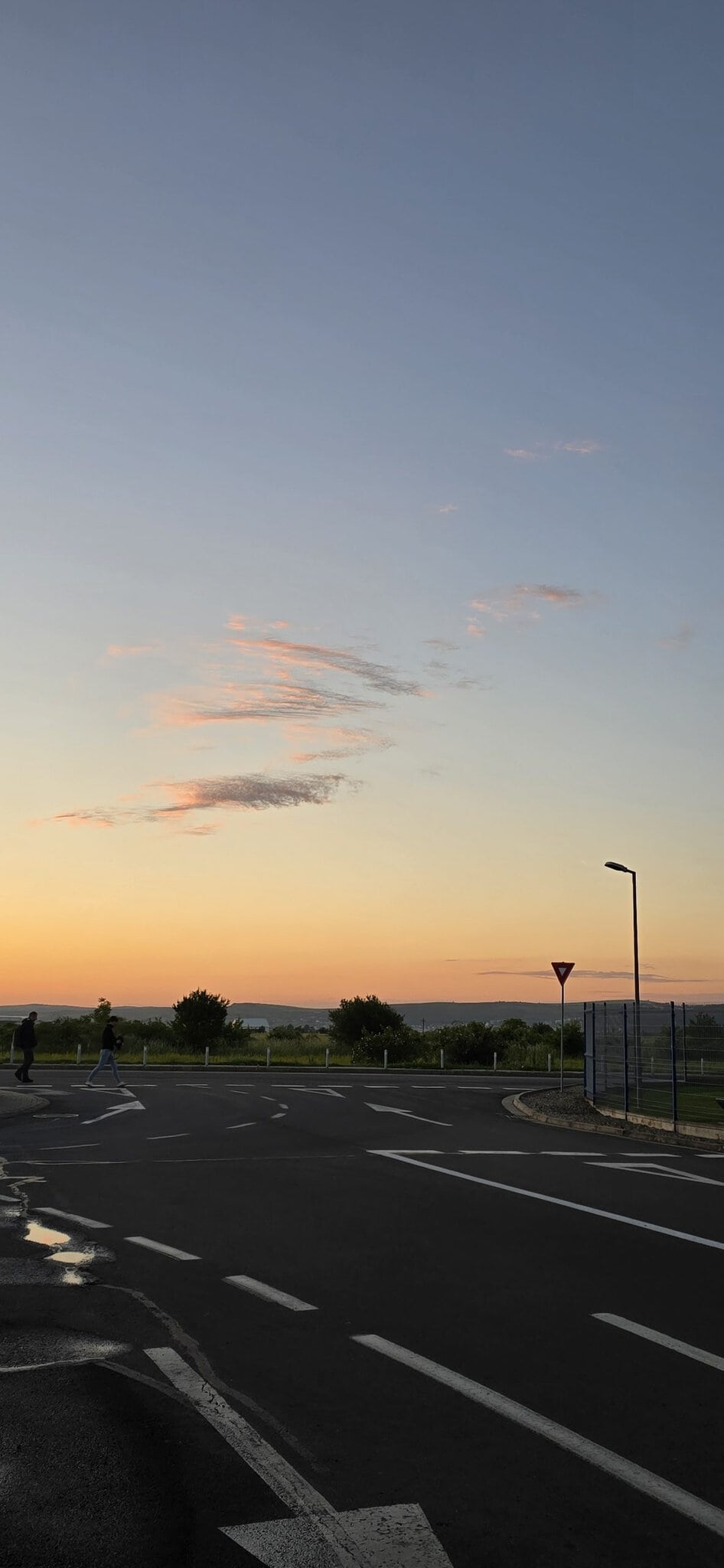 Cer albastru de seară cu nori ușori pe cer, vedere de pe drum spre apus.