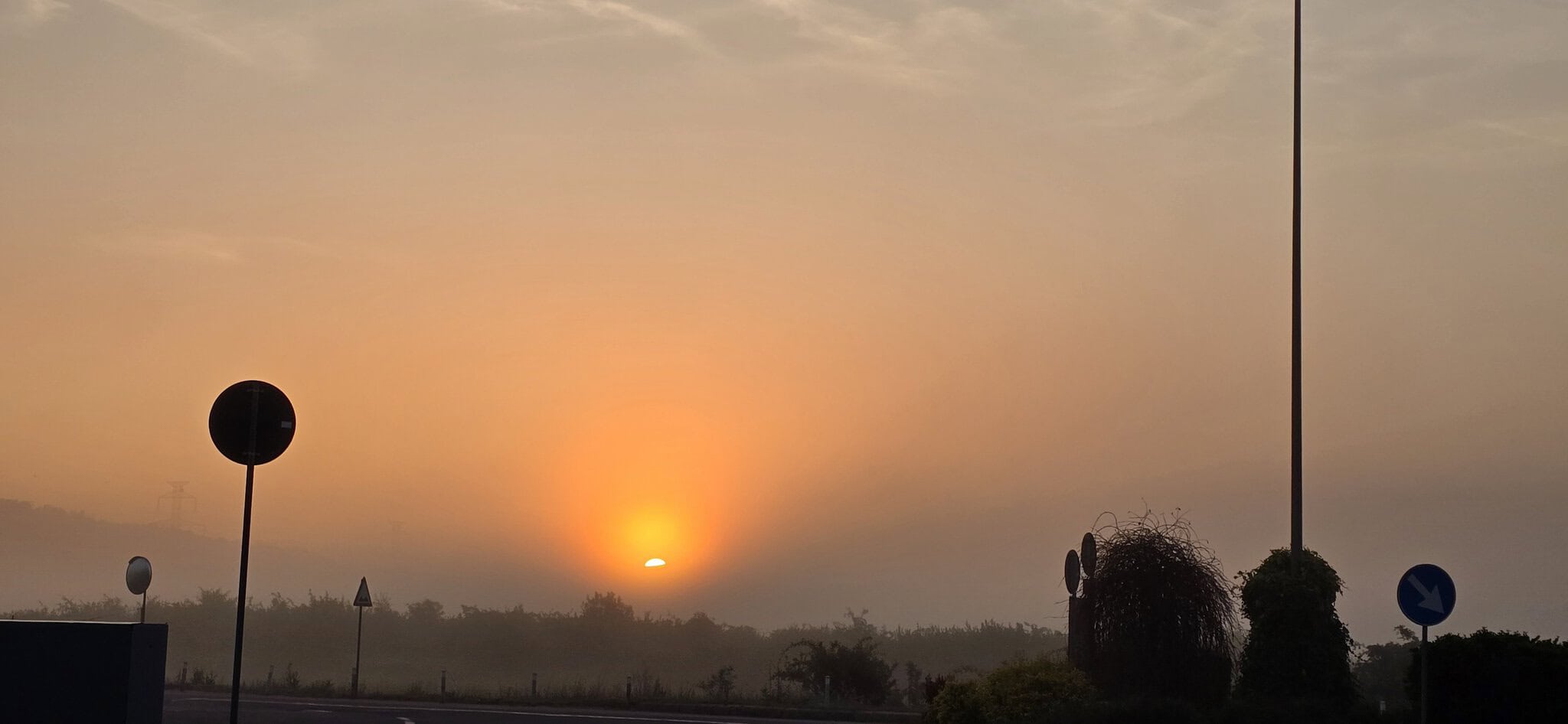 Vedere de apus de soare peste peisaj rural.