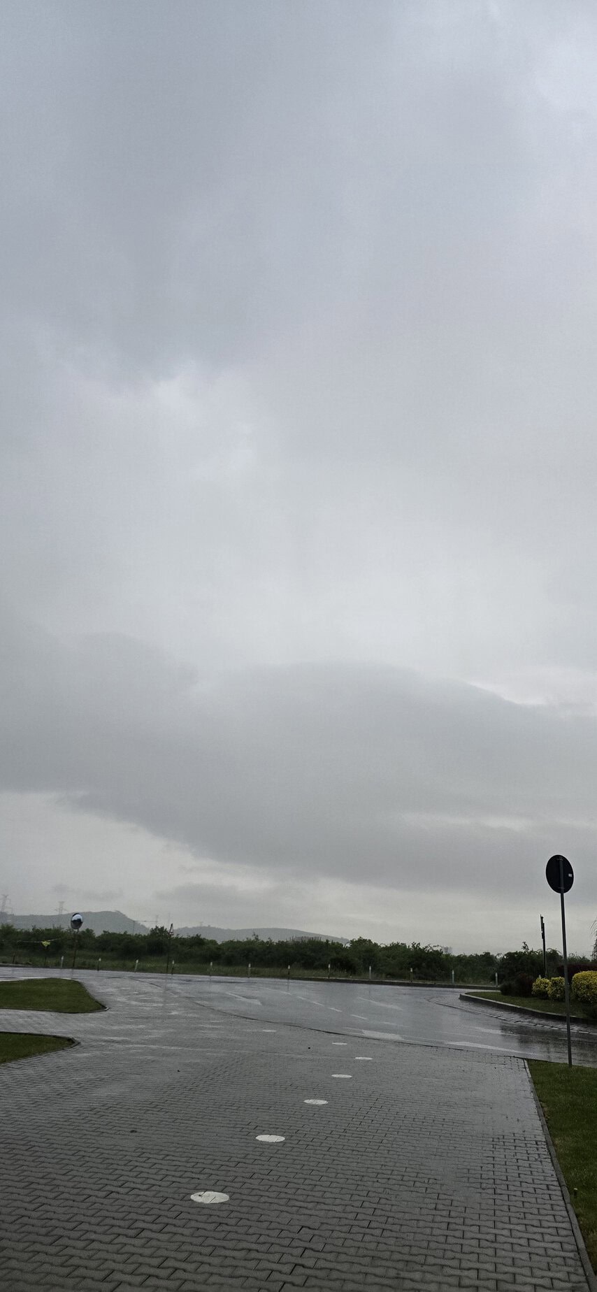 Cer senin cu nori grei, pe o alee pietonală în aer liber.