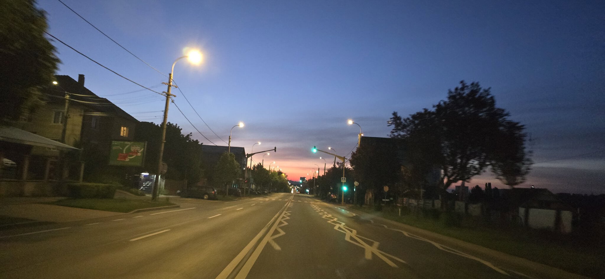 Cer albastru al cerului de seară peste un oraș liniștit.