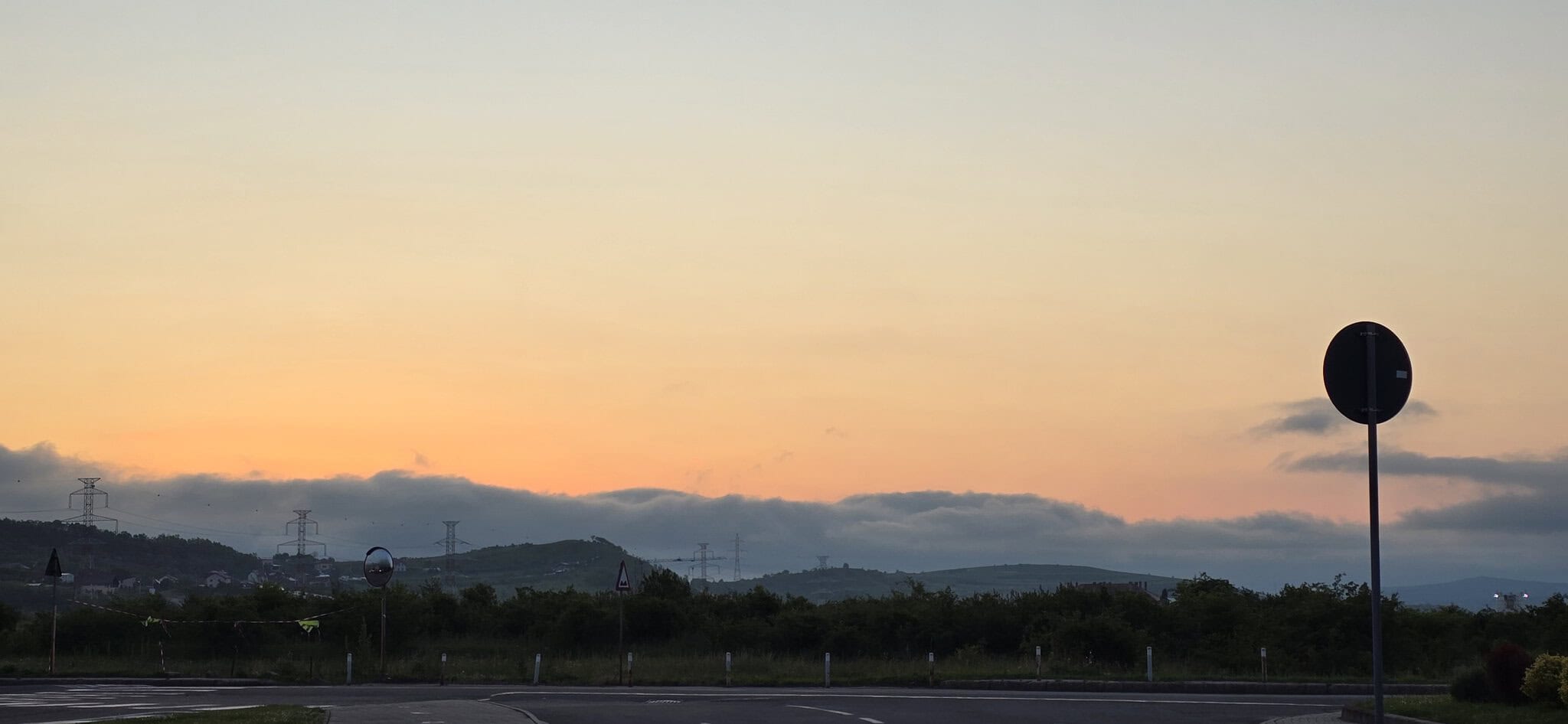 Cer albastru în cerul de apus peste peisajul rural.